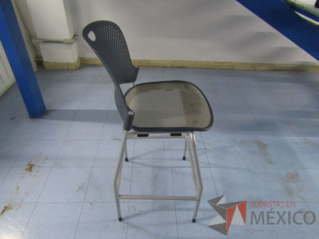 Lote 020 - 2 Sillas altas con descansapies, asiento en malla y respaldo en plastico color negro - Imagen 3