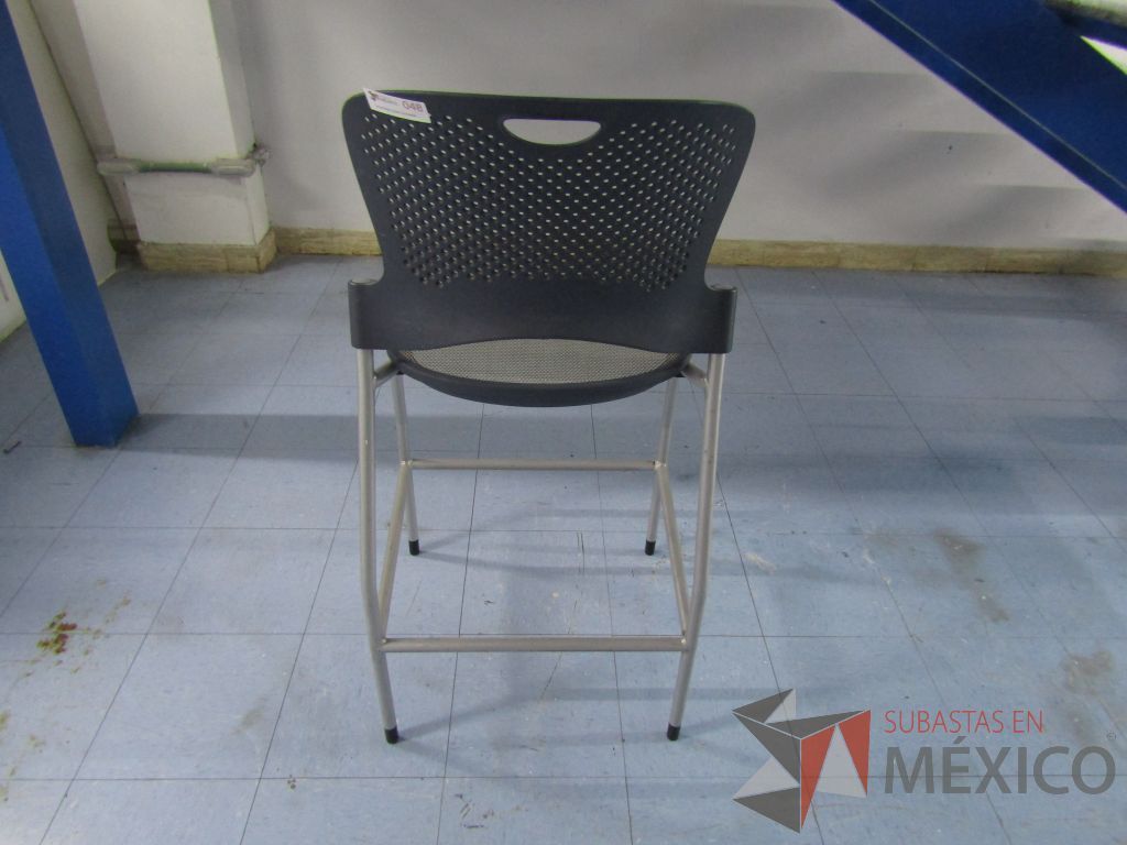 Lote 020 - 2 Sillas altas con descansapies, asiento en malla y respaldo en plastico color negro - Imagen 4