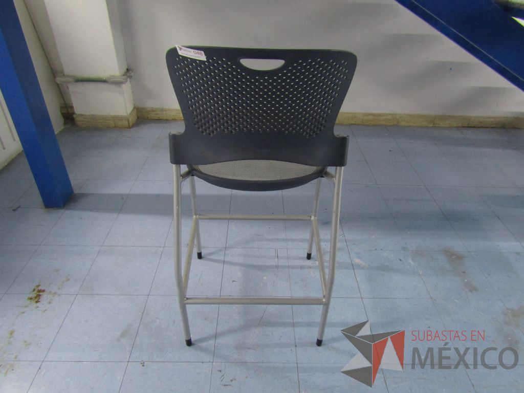 Lote 020 - 2 Sillas altas con descansapies, asiento en malla y respaldo en plastico color negro - Imagen 7