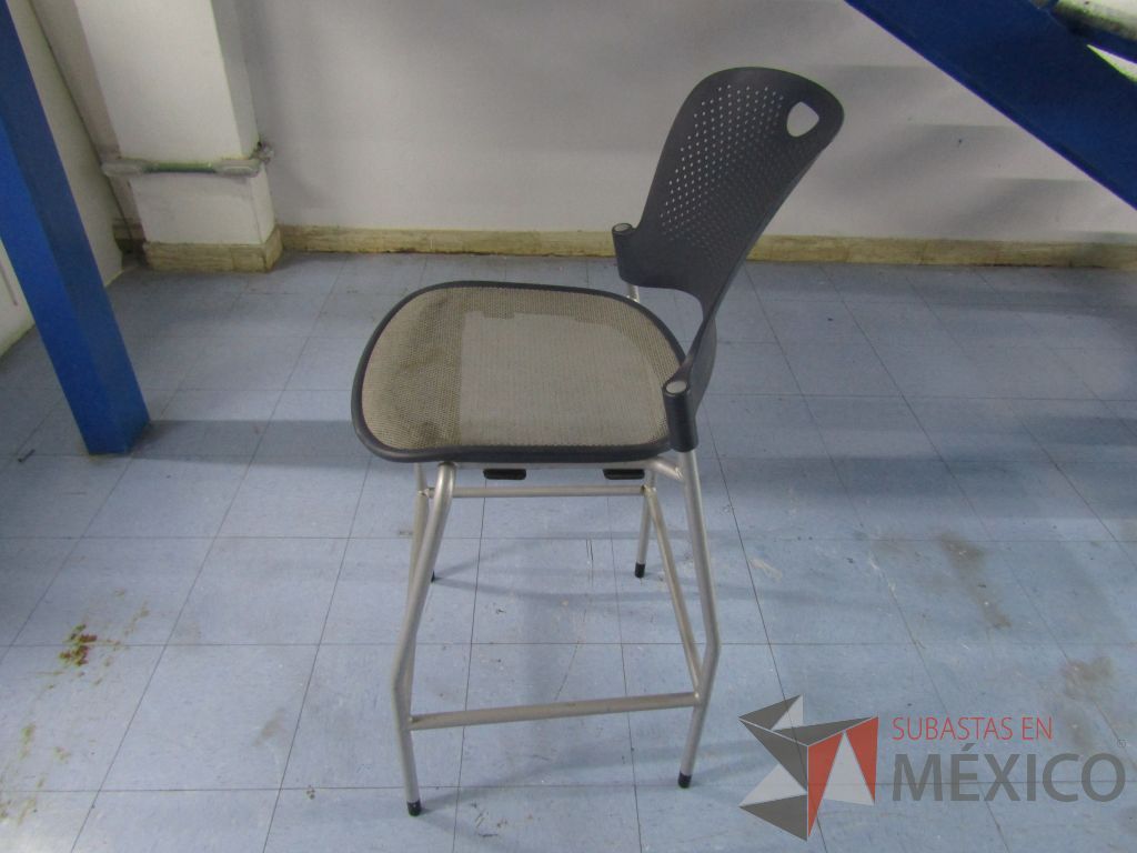 Lote 020 - 2 Sillas altas con descansapies, asiento en malla y respaldo en plastico color negro - Imagen 17