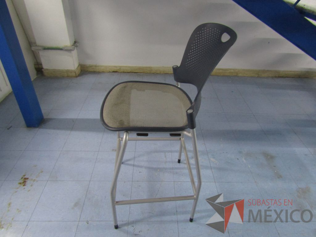 Lote 020 - 2 Sillas altas con descansapies, asiento en malla y respaldo en plastico color negro - Imagen 5