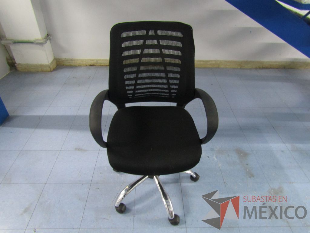 Lote 022 - Silla ejecutiva con ruedas, respaldo en malla y asiento en tela color negro