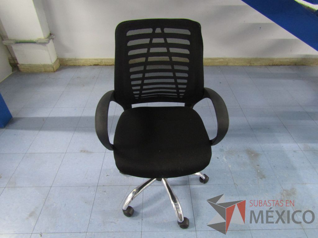 Lote 022 - Silla ejecutiva con ruedas, respaldo en malla y asiento en tela color negro - Imagen 2