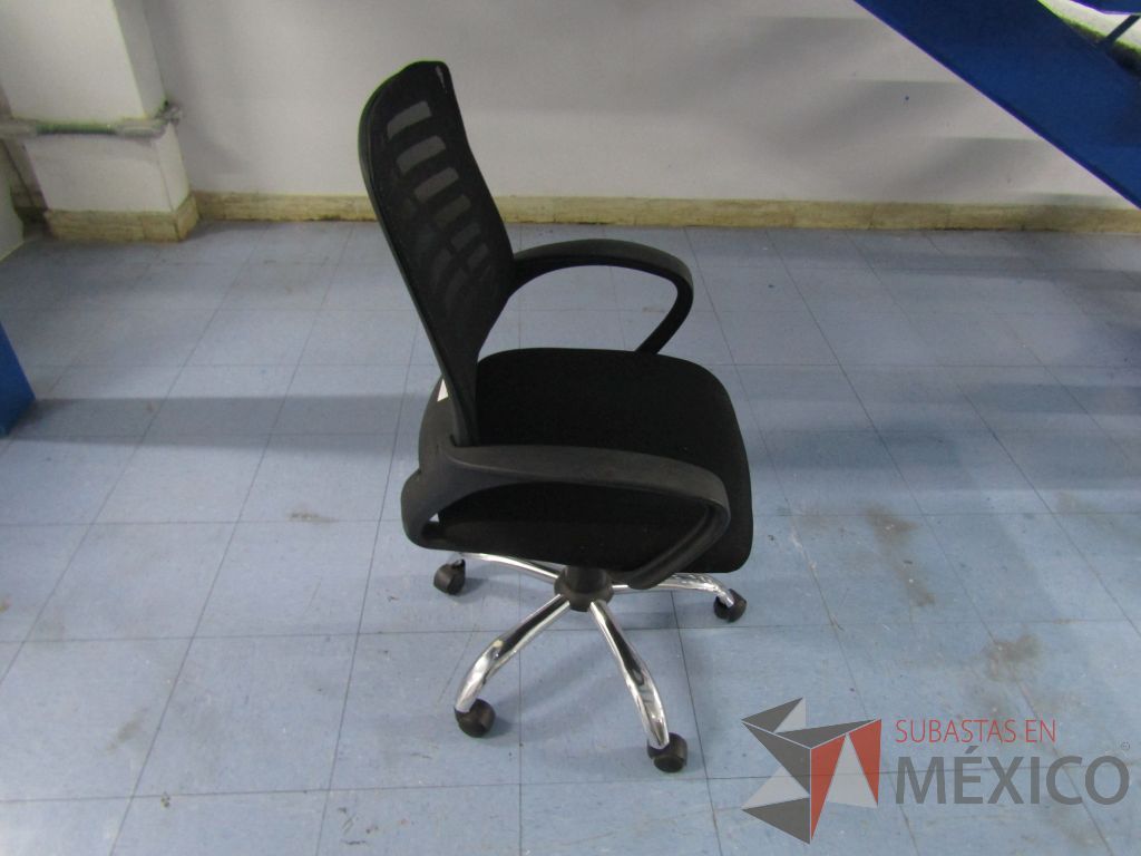 Lote 022 - Silla ejecutiva con ruedas, respaldo en malla y asiento en tela color negro - Imagen 3