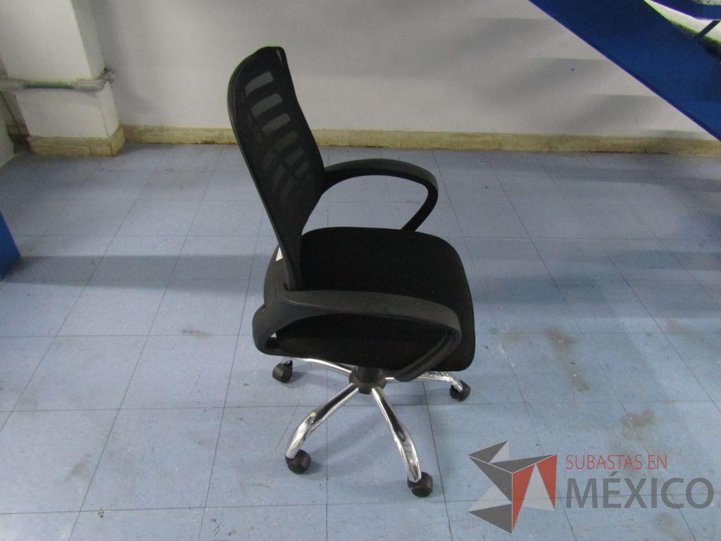 Lote 022 - Silla ejecutiva con ruedas, respaldo en malla y asiento en tela color negro - Imagen 4
