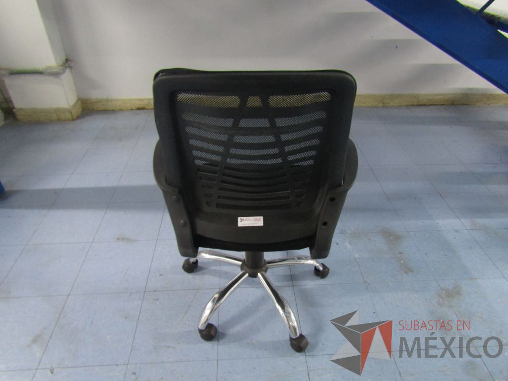 Lote 022 - Silla ejecutiva con ruedas, respaldo en malla y asiento en tela color negro - Imagen 5