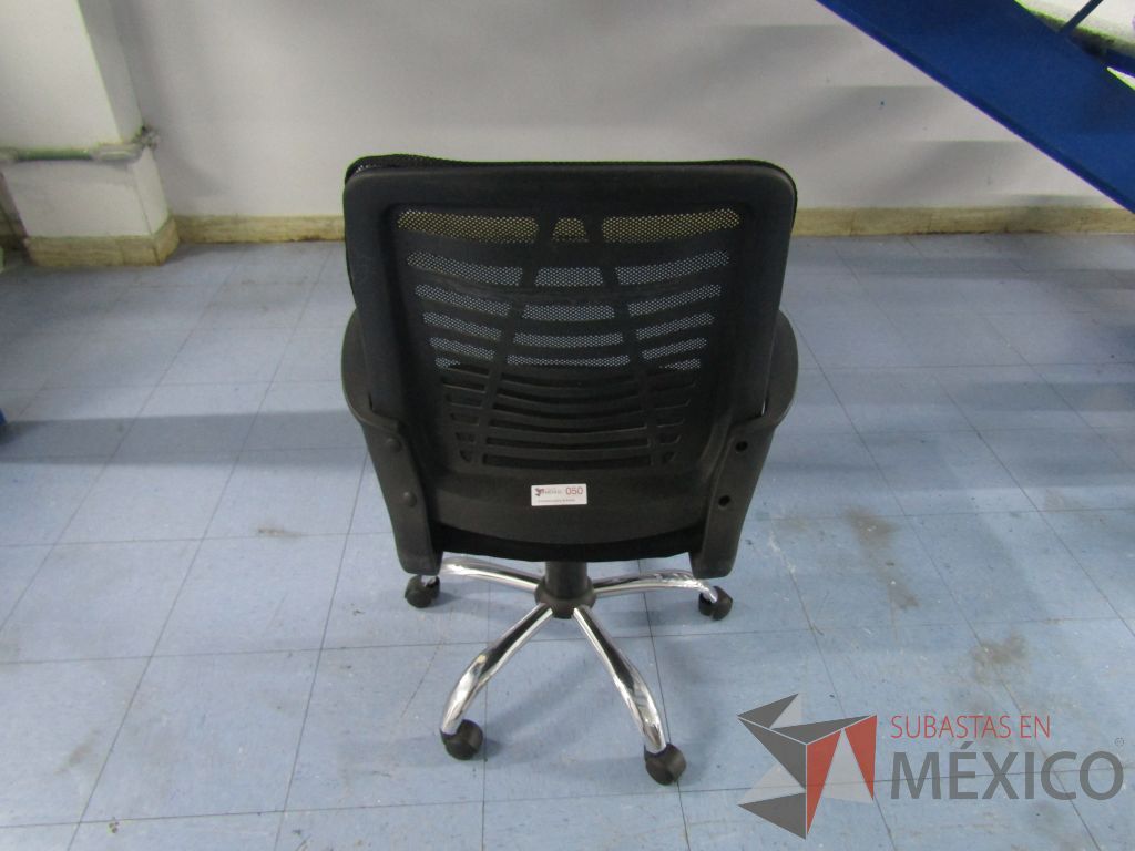 Lote 022 - Silla ejecutiva con ruedas, respaldo en malla y asiento en tela color negro - Imagen 6