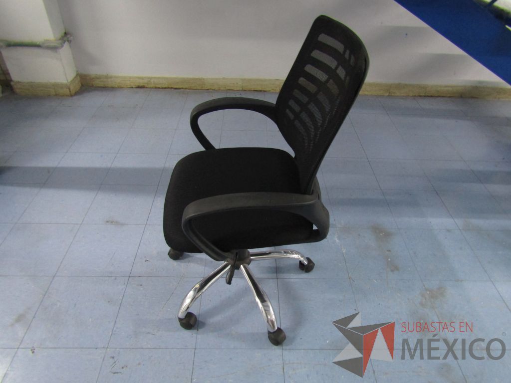 Lote 022 - Silla ejecutiva con ruedas, respaldo en malla y asiento en tela color negro - Imagen 7