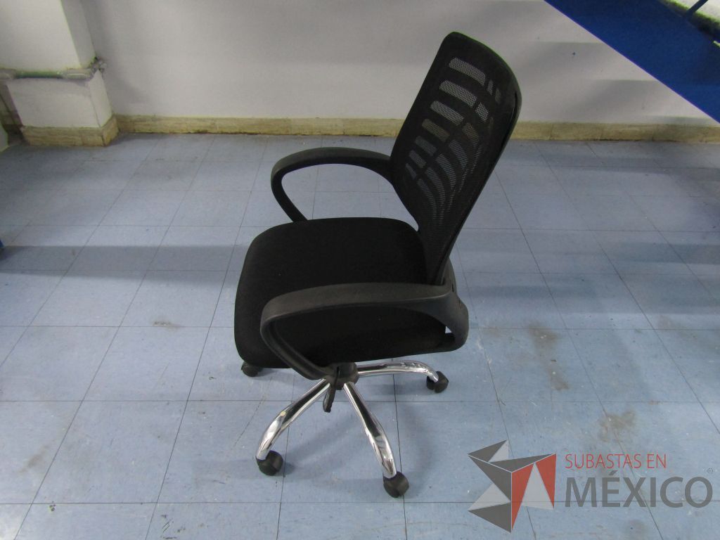 Lote 022 - Silla ejecutiva con ruedas, respaldo en malla y asiento en tela color negro - Imagen 8