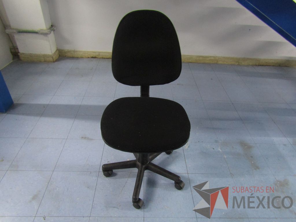 INV 051 - Silla secretarial con ruedas, asiento y respaldo en tela color negro - Imagen 2