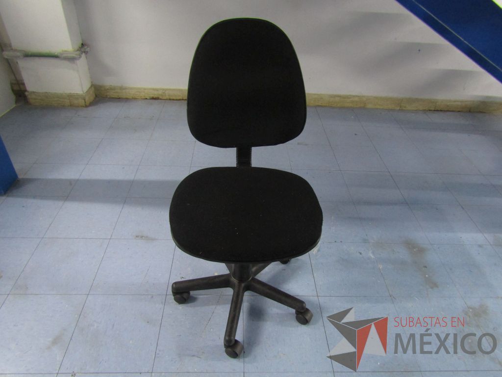 INV 051 - Silla secretarial con ruedas, asiento y respaldo en tela color negro