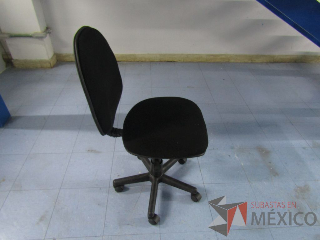 INV 051 - Silla secretarial con ruedas, asiento y respaldo en tela color negro - Imagen 3