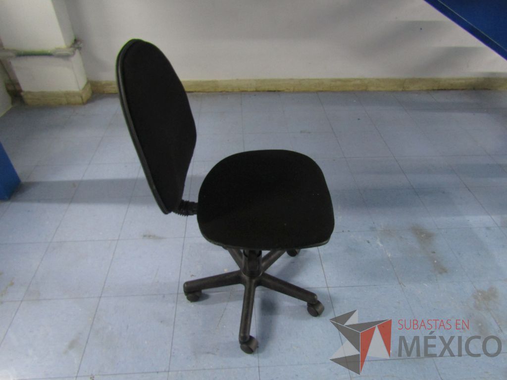 INV 051 - Silla secretarial con ruedas, asiento y respaldo en tela color negro - Imagen 4