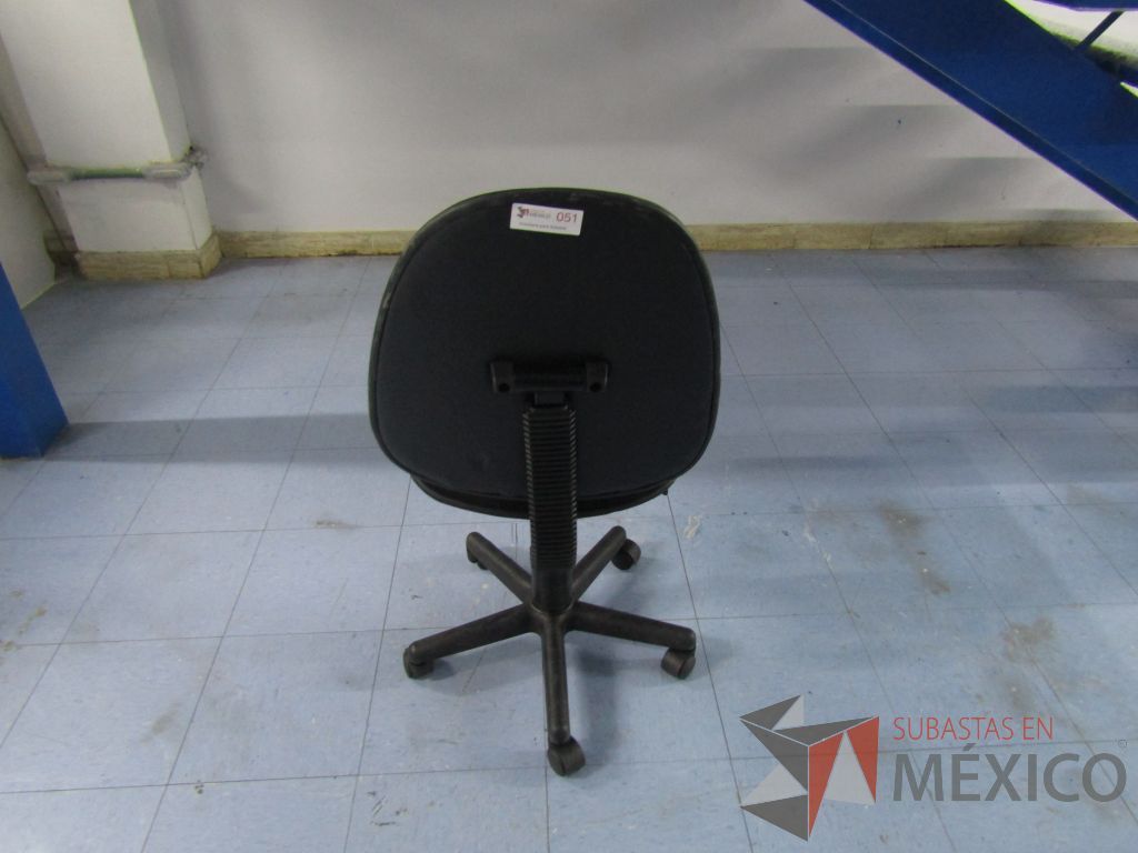 INV 051 - Silla secretarial con ruedas, asiento y respaldo en tela color negro - Imagen 5