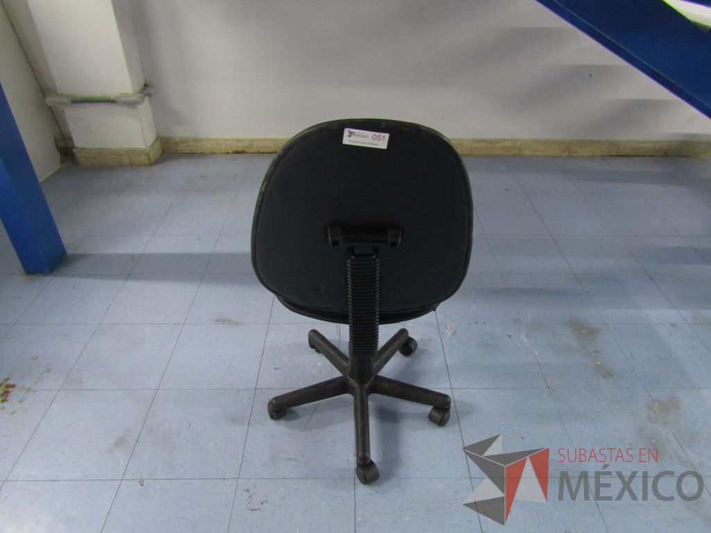 INV 051 - Silla secretarial con ruedas, asiento y respaldo en tela color negro - Imagen 6