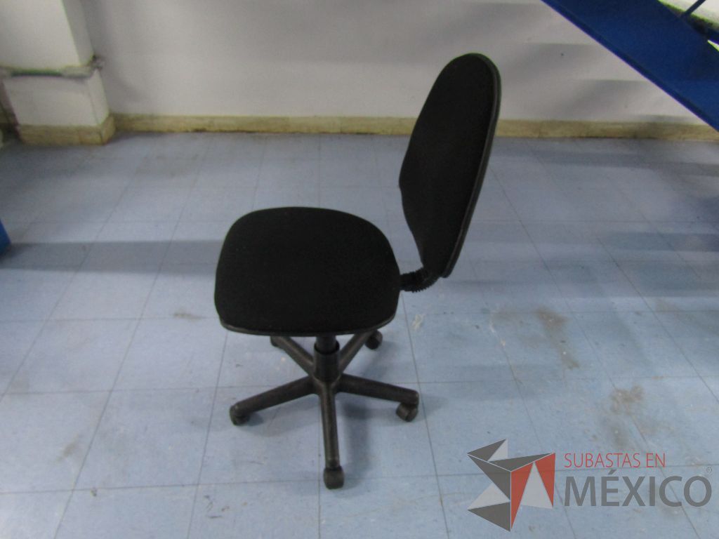 INV 051 - Silla secretarial con ruedas, asiento y respaldo en tela color negro - Imagen 7