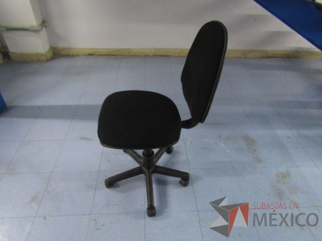 INV 051 - Silla secretarial con ruedas, asiento y respaldo en tela color negro - Imagen 8