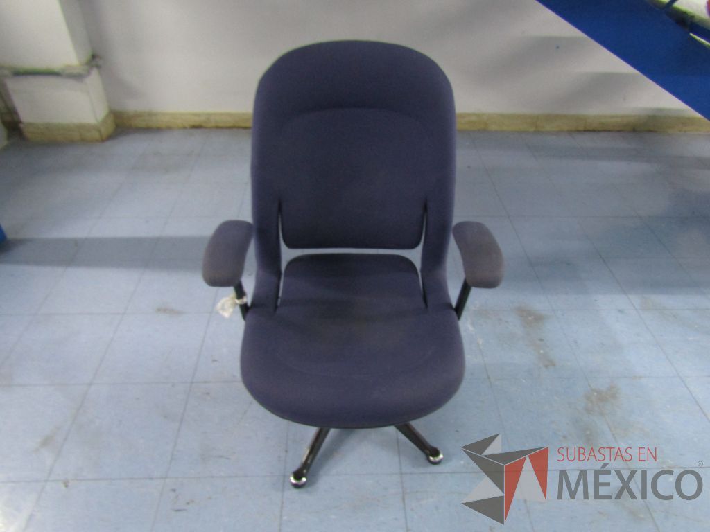 Lote 024 - Silla ejecutiva , asiento y respaldo en tela color azul