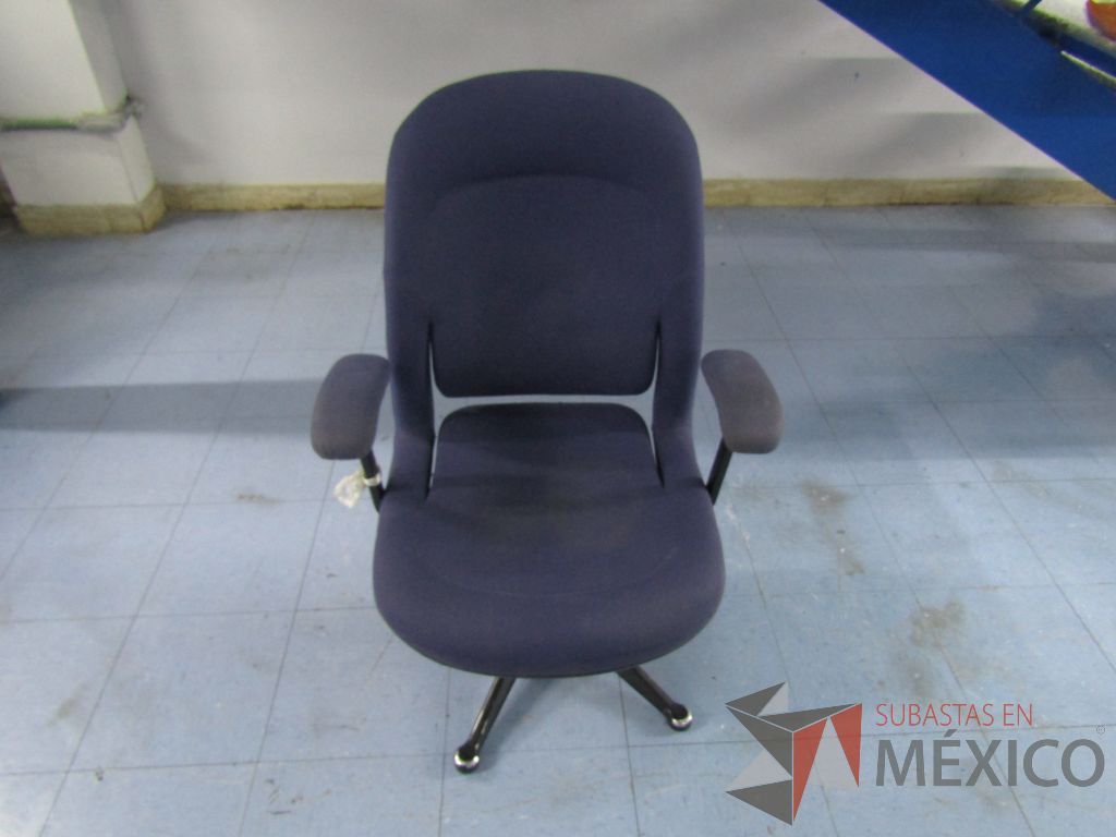 Lote 024 - Silla ejecutiva , asiento y respaldo en tela color azul - Imagen 2