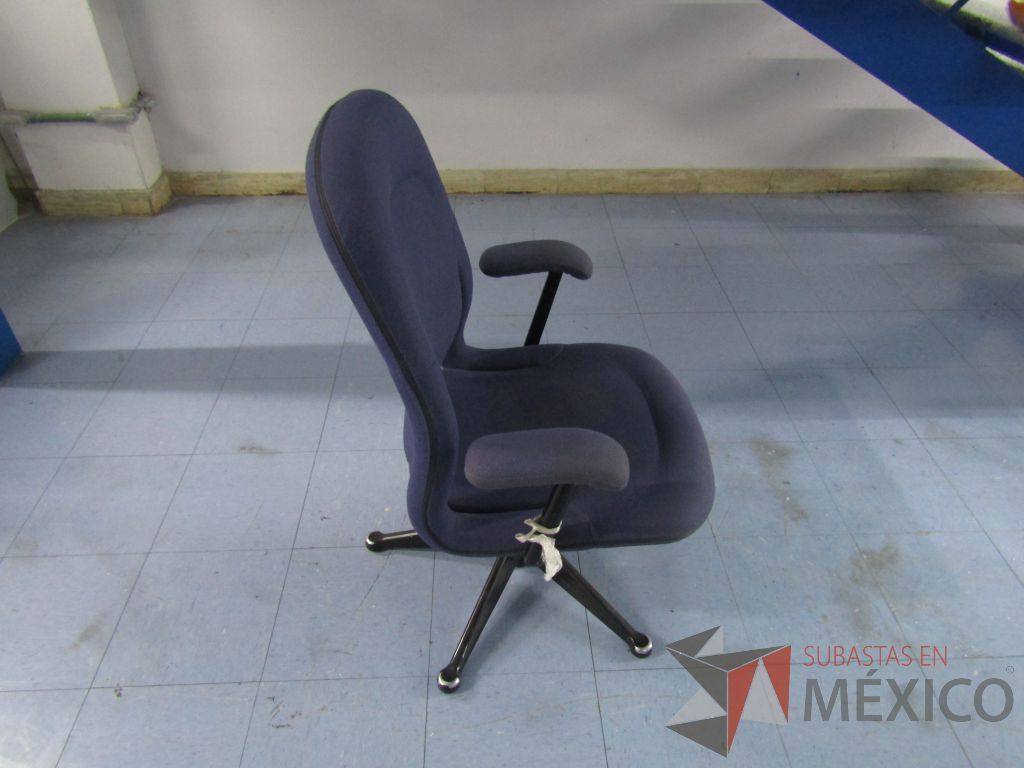 Lote 024 - Silla ejecutiva , asiento y respaldo en tela color azul - Imagen 3