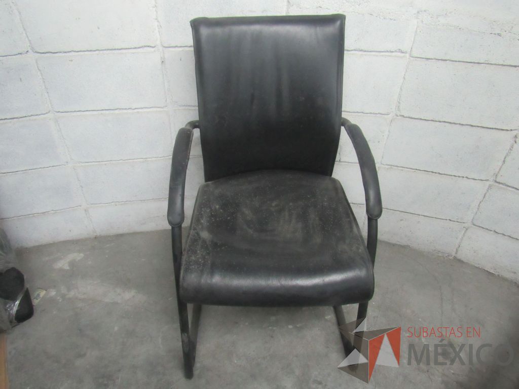 Lote 065 - 3 Sillas de visita tipo trineo con asiento y respaldo tipo piel color negro