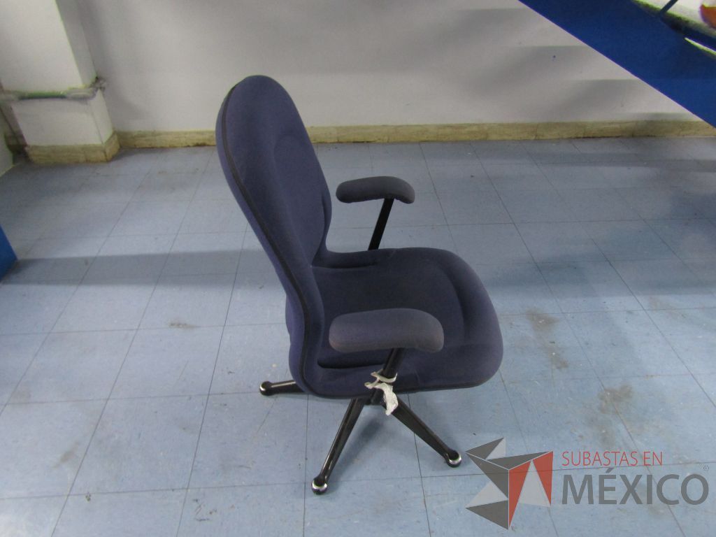 Lote 024 - Silla ejecutiva , asiento y respaldo en tela color azul - Imagen 4