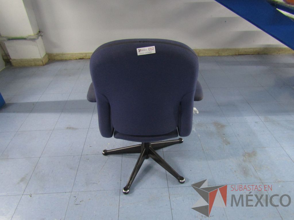 Lote 024 - Silla ejecutiva , asiento y respaldo en tela color azul - Imagen 5