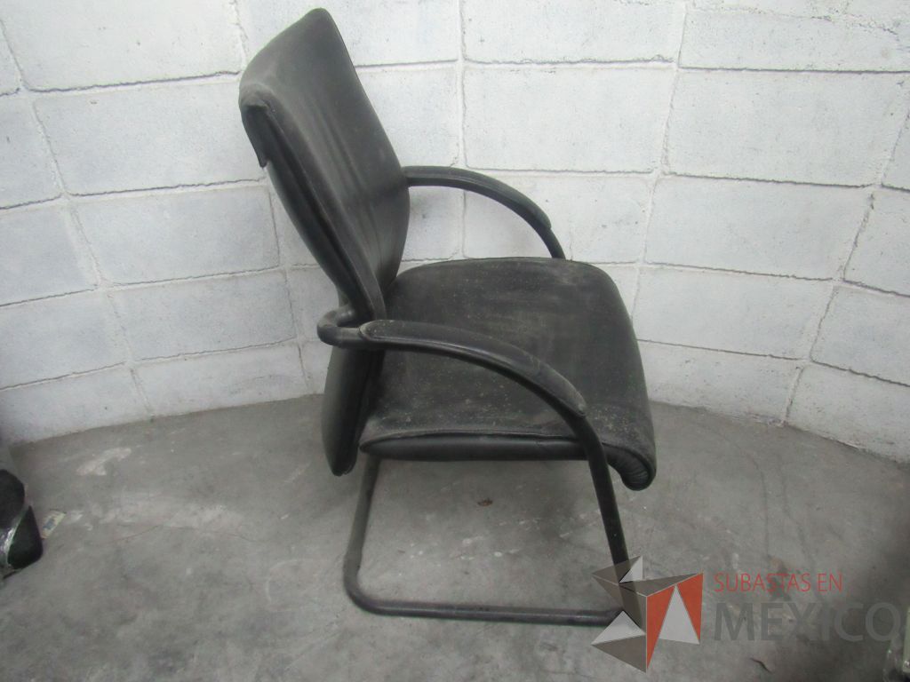 Lote 065 - 3 Sillas de visita tipo trineo con asiento y respaldo tipo piel color negro - Imagen 3