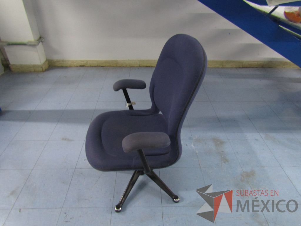 Lote 024 - Silla ejecutiva , asiento y respaldo en tela color azul - Imagen 6