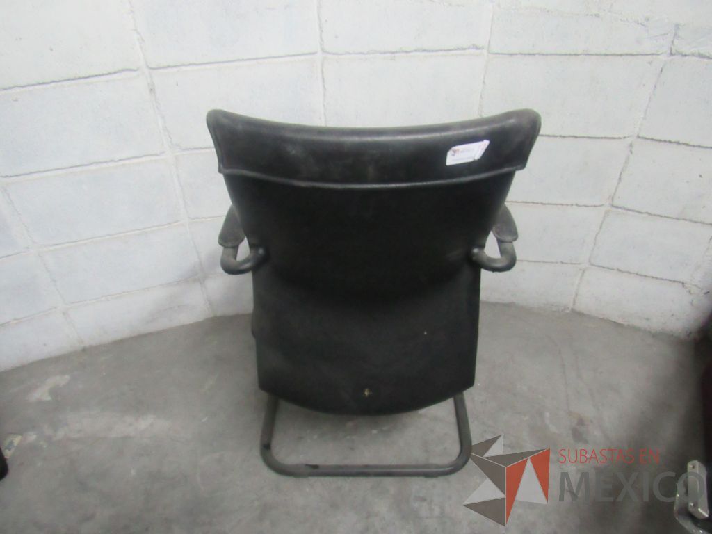 Lote 065 - 3 Sillas de visita tipo trineo con asiento y respaldo tipo piel color negro - Imagen 4