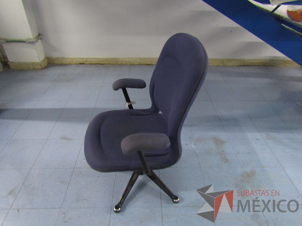 Lote 024 - Silla ejecutiva , asiento y respaldo en tela color azul - Imagen 7