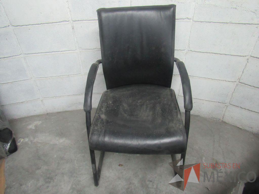 Lote 065 - 3 Sillas de visita tipo trineo con asiento y respaldo tipo piel color negro - Imagen 6