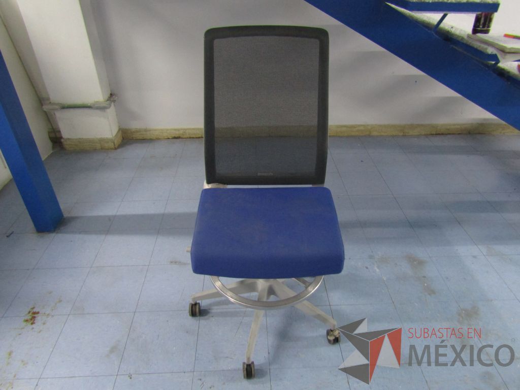 INV 053 - Silla ejecutiva con ruedas, respaldo en malla y asiento en tela color azul