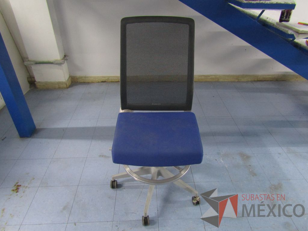 INV 053 - Silla ejecutiva con ruedas, respaldo en malla y asiento en tela color azul - Imagen 2