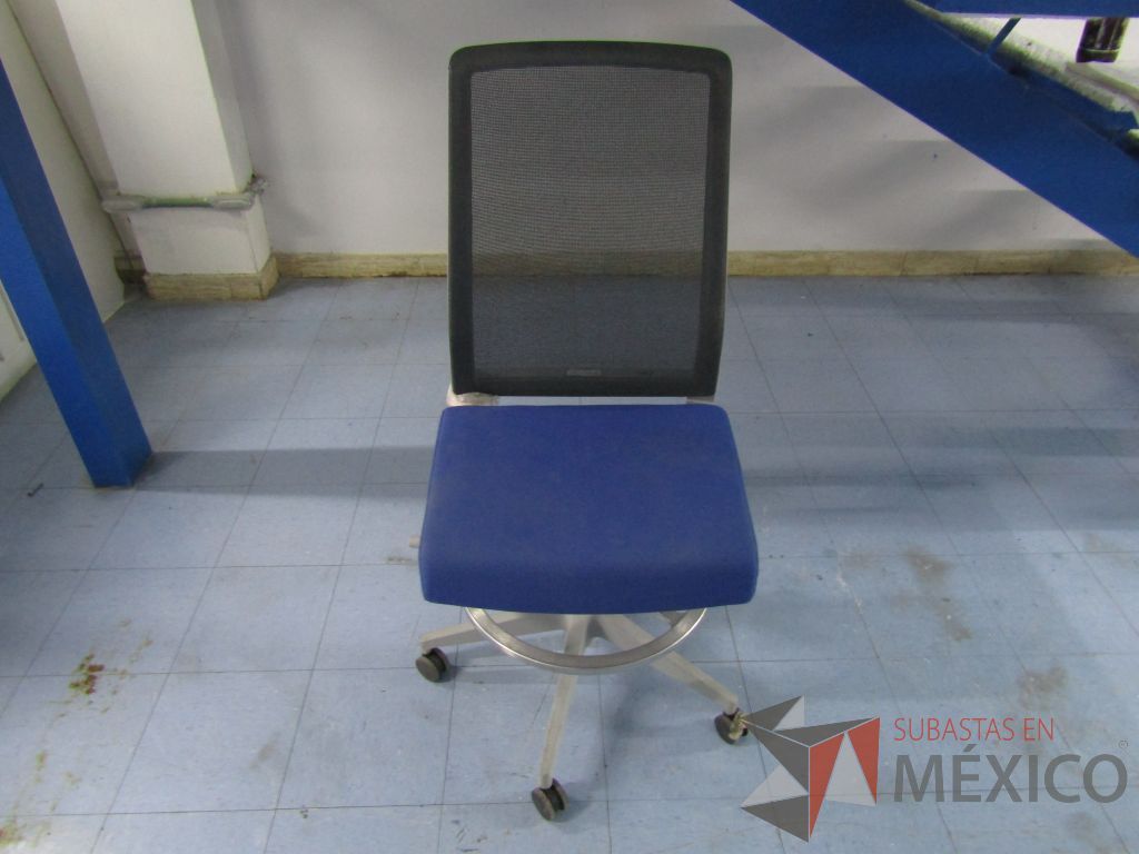 INV 053 - Silla ejecutiva con ruedas, respaldo en malla y asiento en tela color azul - Imagen 3