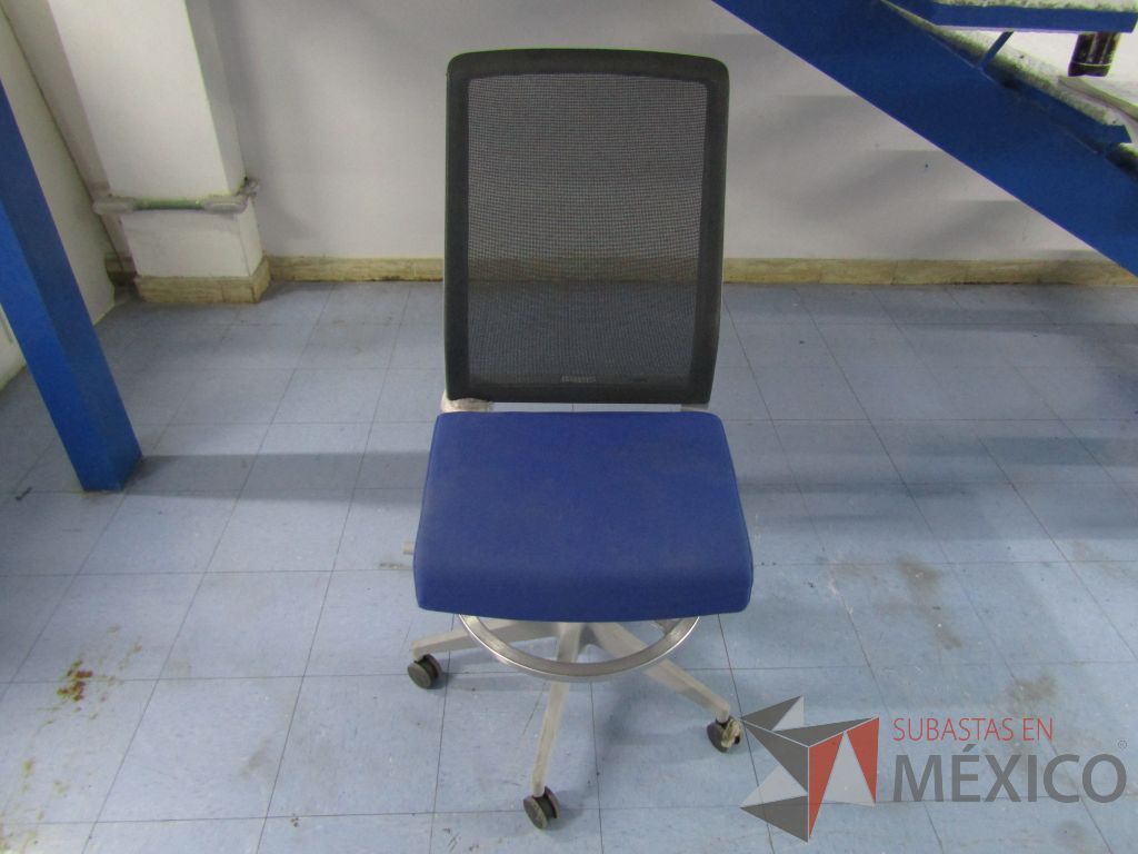 INV 053 - Silla ejecutiva con ruedas, respaldo en malla y asiento en tela color azul - Imagen 4