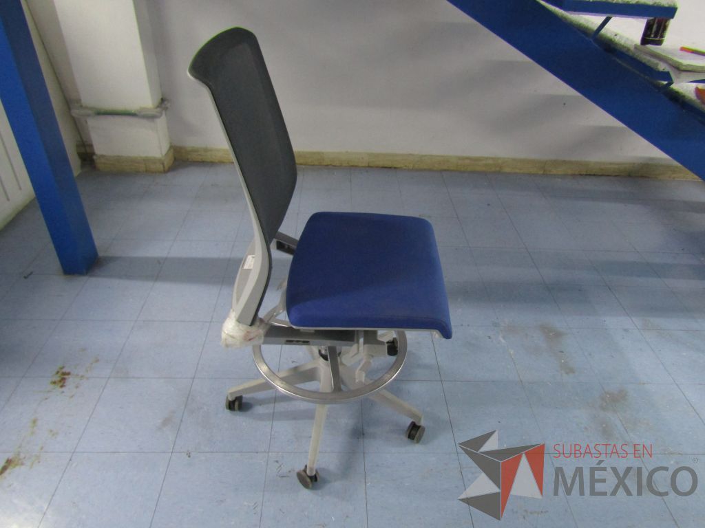 INV 053 - Silla ejecutiva con ruedas, respaldo en malla y asiento en tela color azul - Imagen 5