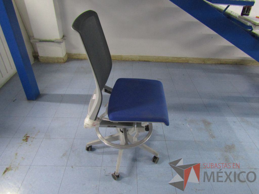 INV 053 - Silla ejecutiva con ruedas, respaldo en malla y asiento en tela color azul - Imagen 6