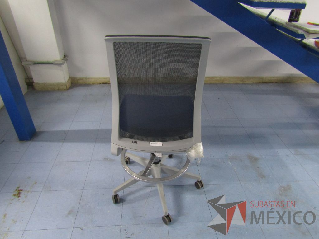 INV 053 - Silla ejecutiva con ruedas, respaldo en malla y asiento en tela color azul - Imagen 7