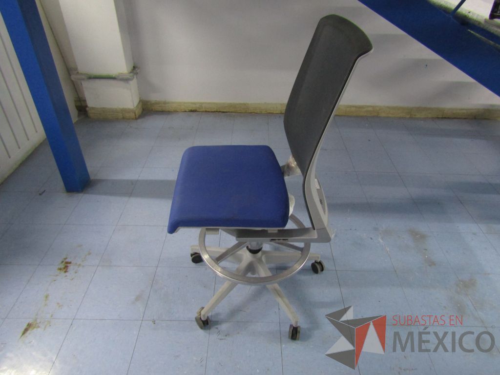 INV 053 - Silla ejecutiva con ruedas, respaldo en malla y asiento en tela color azul - Imagen 9
