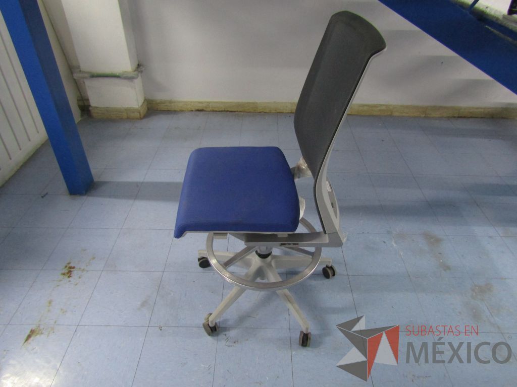 INV 053 - Silla ejecutiva con ruedas, respaldo en malla y asiento en tela color azul - Imagen 10