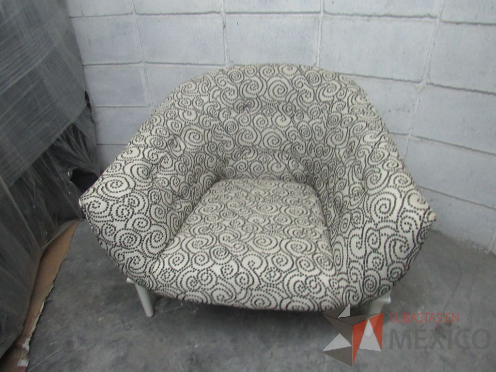 Lote 066 - Silla con base de madera color blanco, asiento y respaldo en tela color blanco con negro