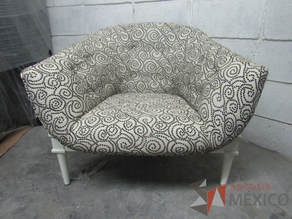 Lote 066 - Silla con base de madera color blanco, asiento y respaldo en tela color blanco con negro - Imagen 2