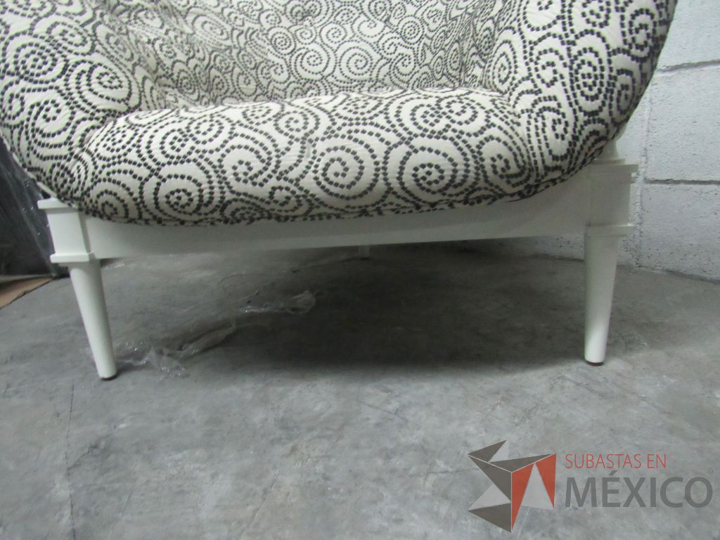 Lote 066 - Silla con base de madera color blanco, asiento y respaldo en tela color blanco con negro - Imagen 3