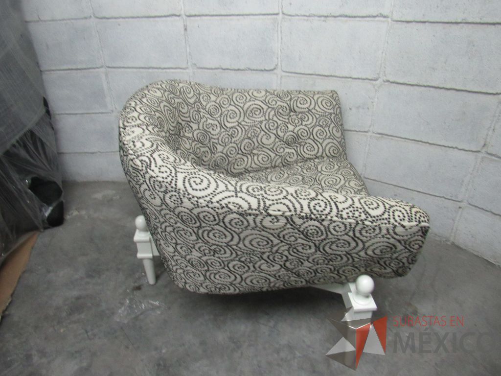 Lote 066 - Silla con base de madera color blanco, asiento y respaldo en tela color blanco con negro - Imagen 6
