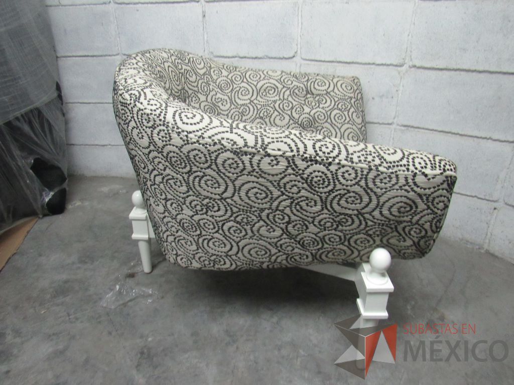 Lote 066 - Silla con base de madera color blanco, asiento y respaldo en tela color blanco con negro - Imagen 7