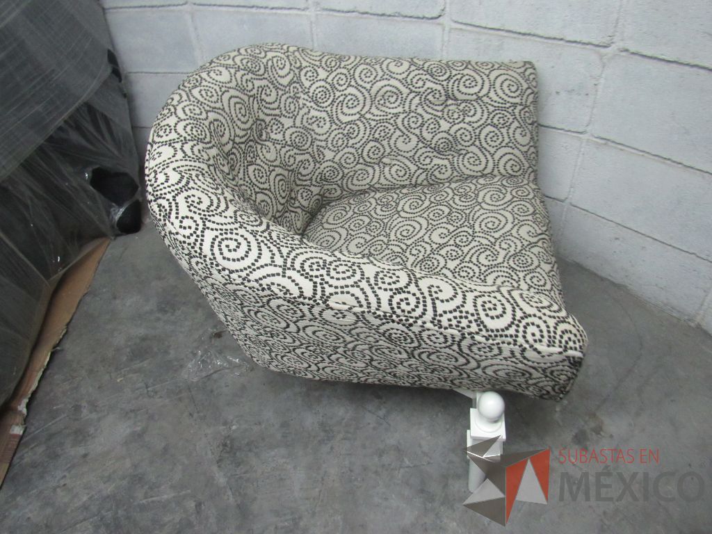 Lote 066 - Silla con base de madera color blanco, asiento y respaldo en tela color blanco con negro - Imagen 8