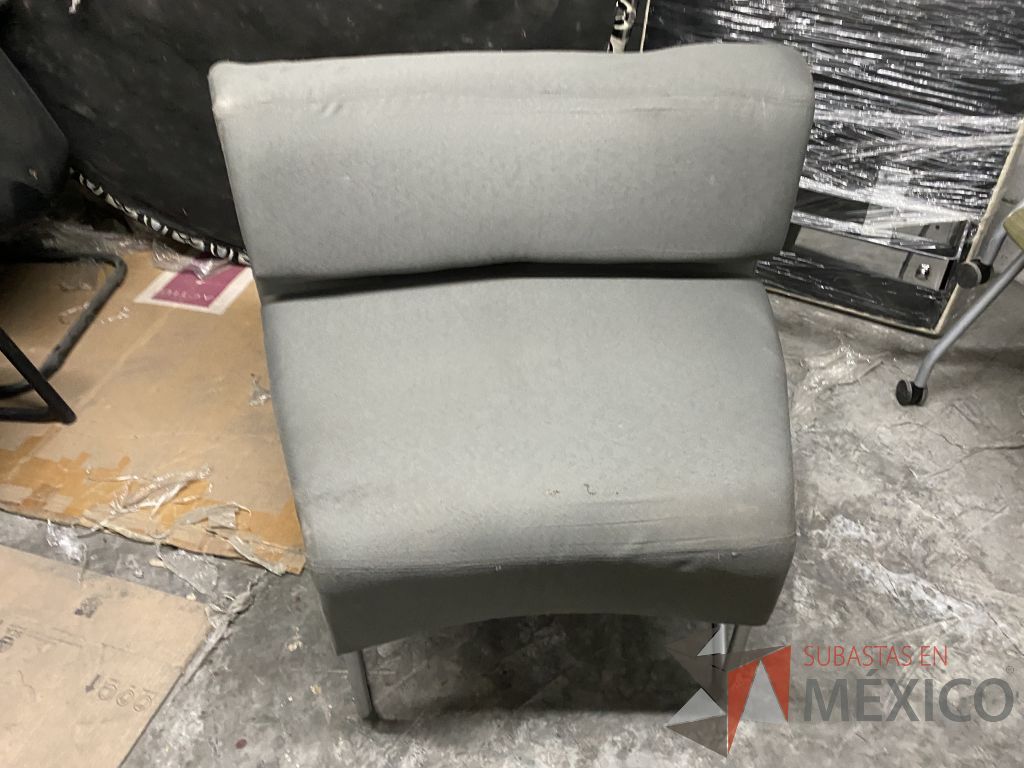 Lote 081 - 3 Sillones de 1 plaza con base metálica, asiento y respaldo en tela color gris - Imagen 6