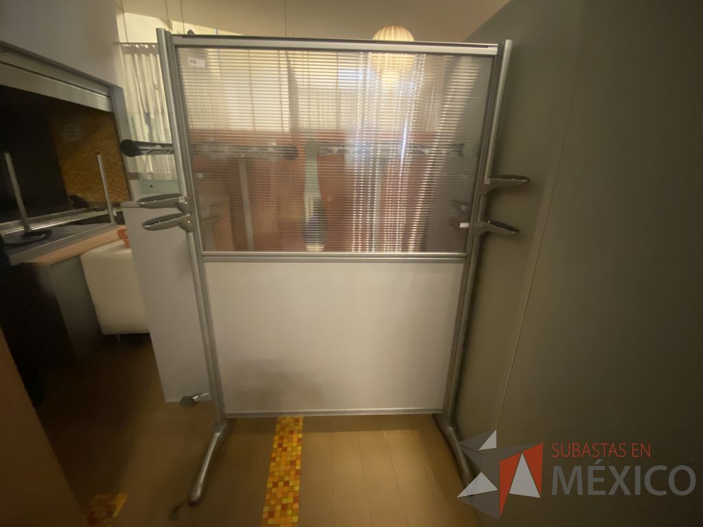 Lote 068 - 4 Gavetas metálicas para estación de trabajo y 4 mamparas altas metálicas