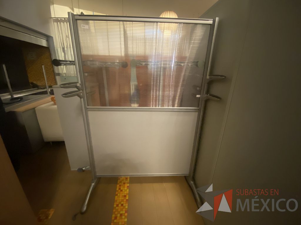 Lote 068 - 4 Gavetas metálicas para estación de trabajo y 4 mamparas altas metálicas - Imagen 7